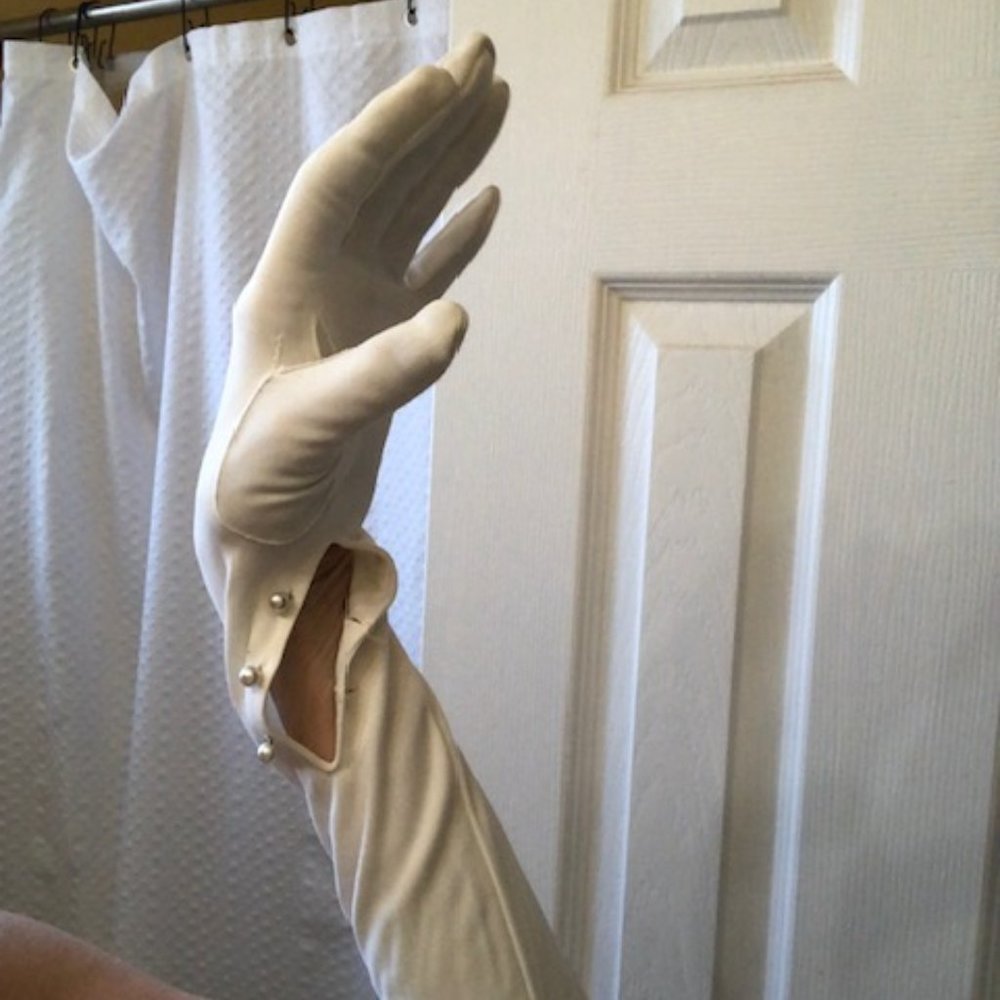 Vintage White Wedding or Fun LS Gloves w Pearl Button closures, size M